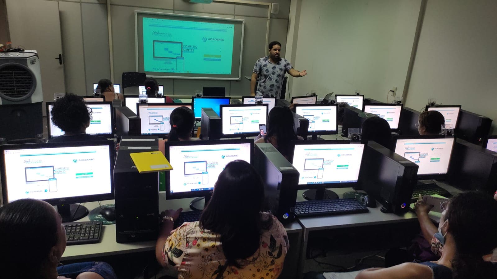 Participantes usando o Web Academic nos computadores